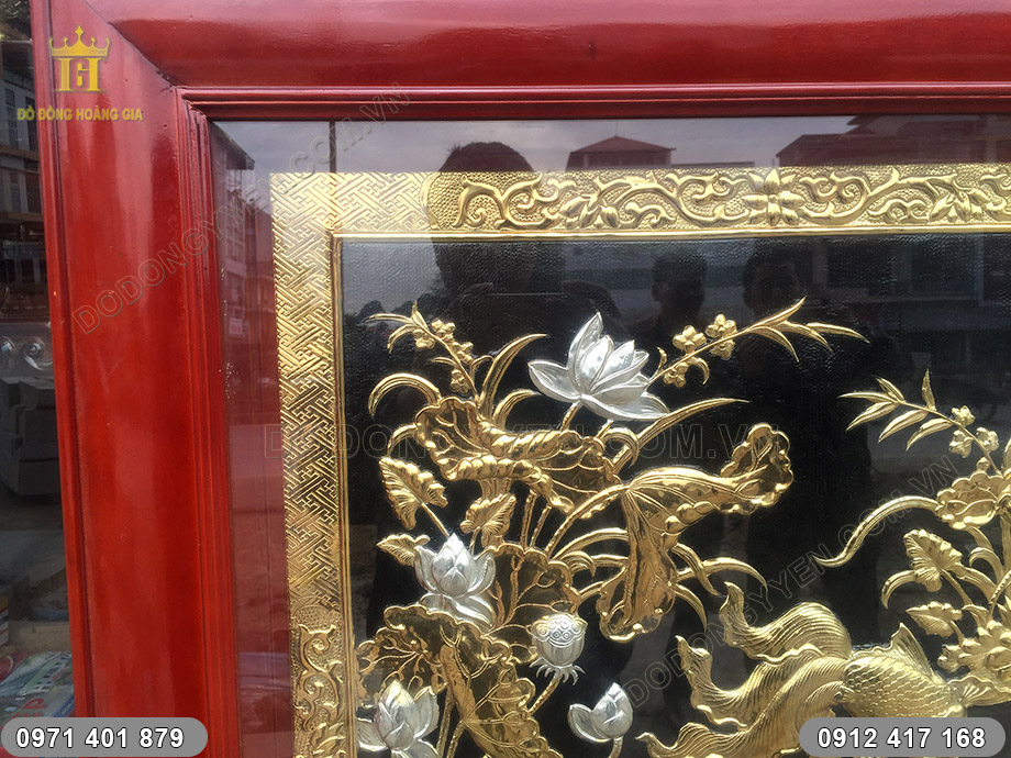 tranh c&aacute; ch&eacute;p hoa sen mạ v&agrave;ng